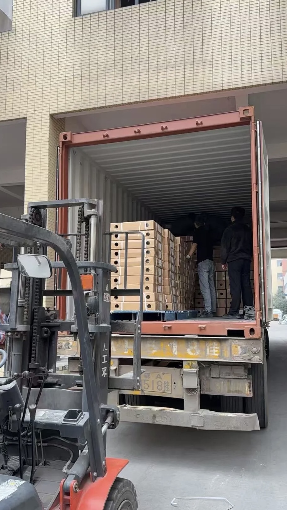 Latest company case about Overseas Market Expansion: $90,000 Colorful Furniture Edge Banding Export Order to Kenya